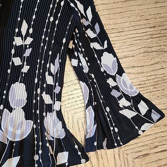 Floral bell sleeve button down shirt size Petite L - Picture 5 of 8